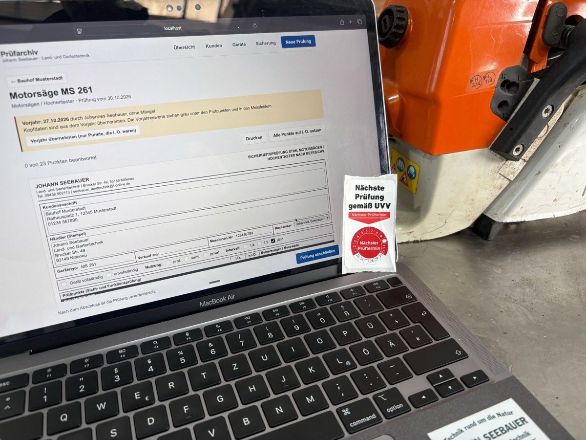 UVV-Prüfung einer STIHL-Motorsäge: digitales Prüfprotokoll auf dem Laptop, daneben die Prüfplakette für den nächsten Prüftermin