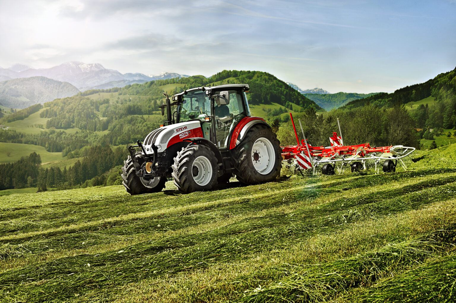 Steyr 4075 Kompakt bei der Feldarbeit