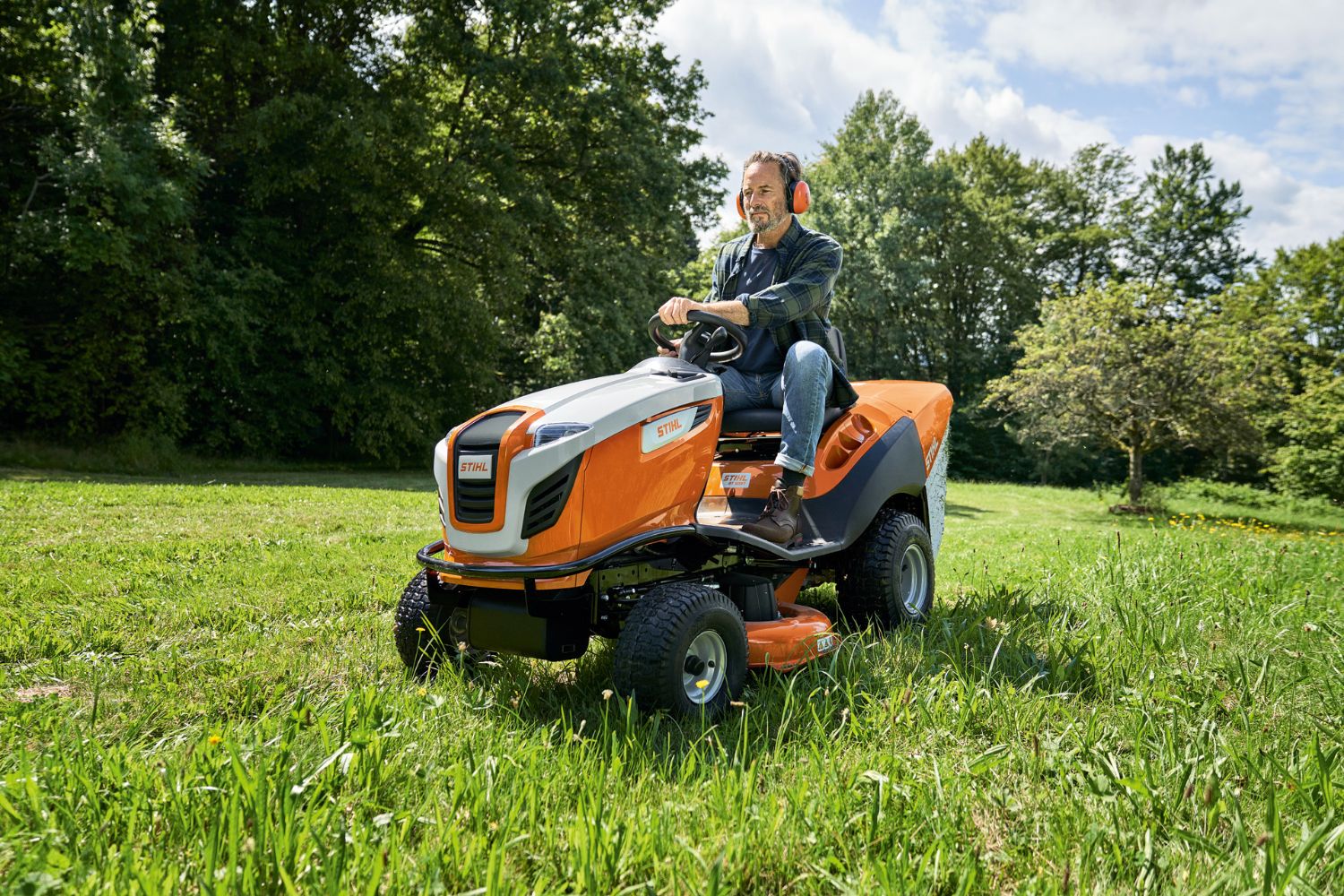STIHL Aufsitzmäher beim Mähen einer Wiese